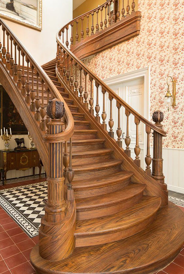 Cầu thang từ gỗ walnut với nhiều chi tiết tiện, trang trí cầu kì, độc đáo