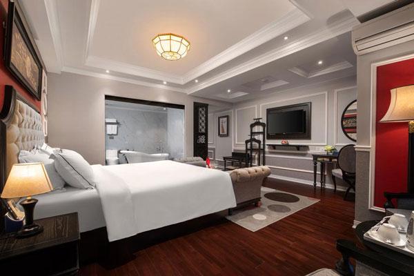 Căn phòng bao gồm nhà tắm khép kín cùng với đầy đủ nội thất cơ bản như giường ngủ, khu vực tiếp khách