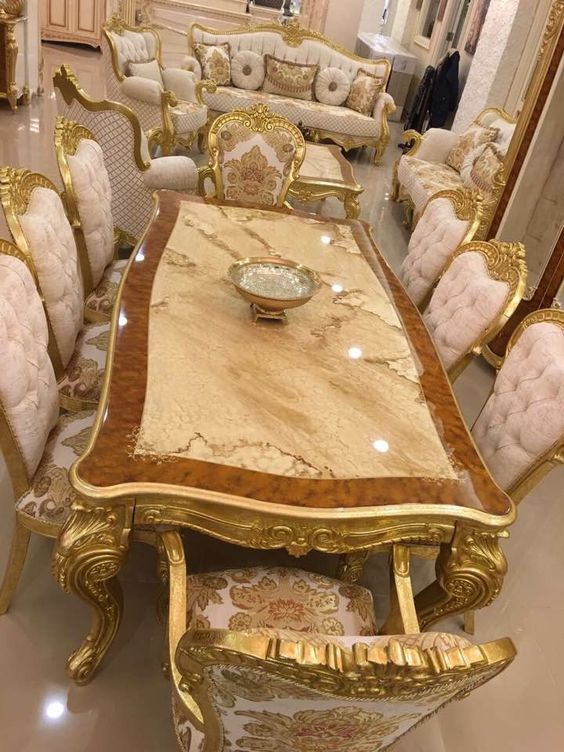 Bộ bàn ghế ăn cổ điển được mạ vàng sang trọng