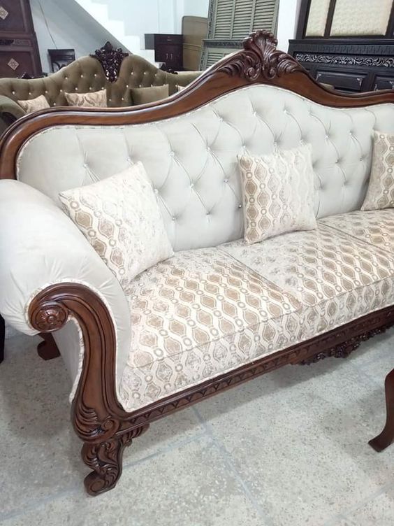 Ghế sofa cổ điển bọc vải nỉ đem lại sự trang trọng