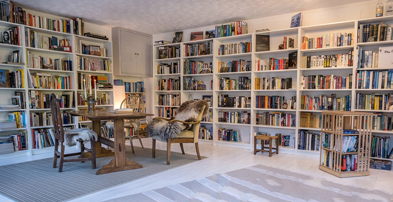 Phòng đọc sách thiết kế đơn giản chỉ với tone trắng chủ đạo