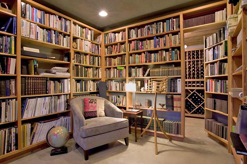 Phòng đọc sách trang trí đơn giản với kệ gỗ thiết kế sát trần