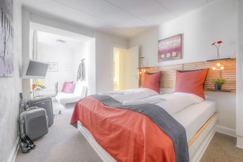 Thiết kế nội thất phòng đôi khách sạn mini với 2 giường đơn