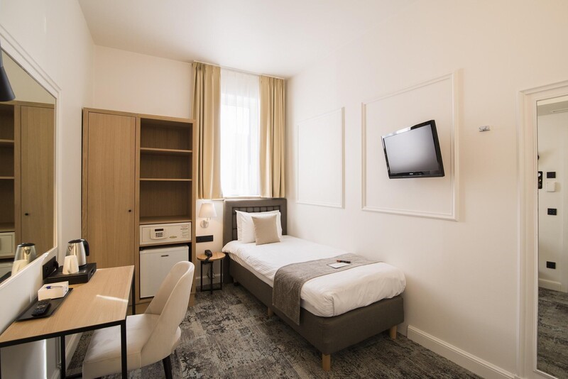 Phòng đơn khách sạn diện tích nhỏ hẹp cho một người ở nhưng vẫn đầy đủ tiện nghi